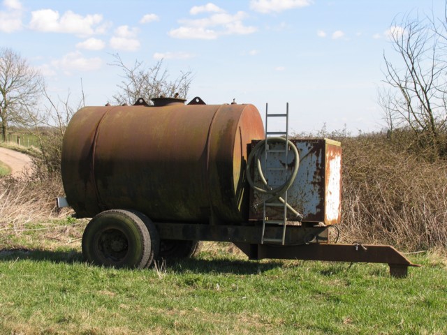 Suv sepuvchi pritsep (bochka)